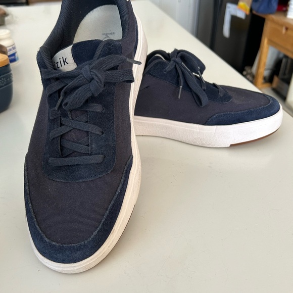 Like new Kiziks. Worn 3 times. Dusk Blue Pragues - Picture 5 of 6